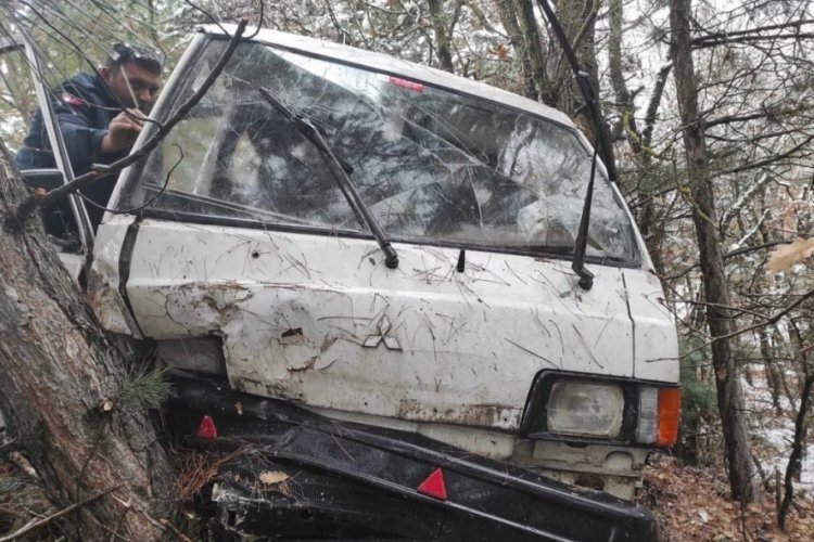 Yoldan &ccedil;ıkan minib&uuml;s ormanlık alana u&ccedil;tu: 2 yaralı