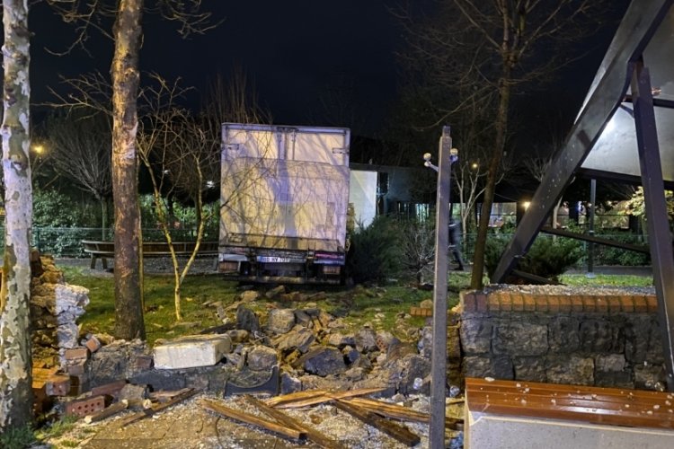 Freni boşalan kamyon &ouml;nce otob&uuml;s durağına ardından parka girdi