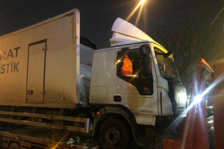 Ankara'da &ccedil;ekicinin taşıdığı kamyon k&ouml;pr&uuml;ye takıldı