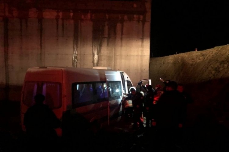 Bursa Gemlik'te fabrika iş&ccedil;ilerini taşıyan minib&uuml;s k&ouml;pr&uuml; inşaatına u&ccedil;tu: 5 yaralı