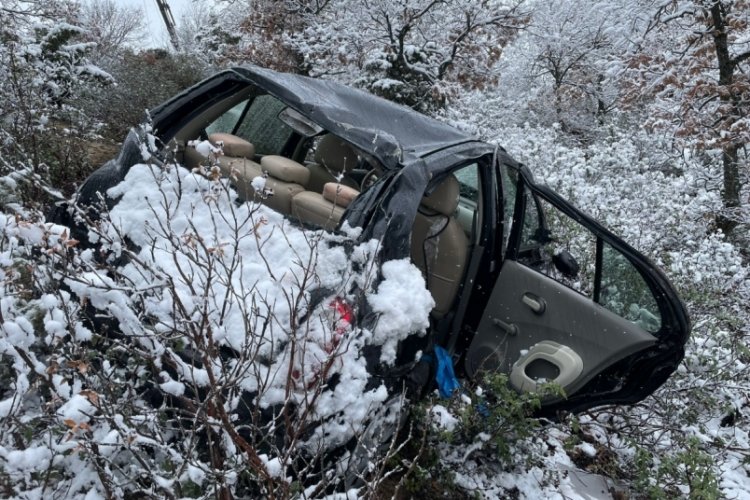 Yoldan &ccedil;ıkan otomobil u&ccedil;urumdan yuvarlandı