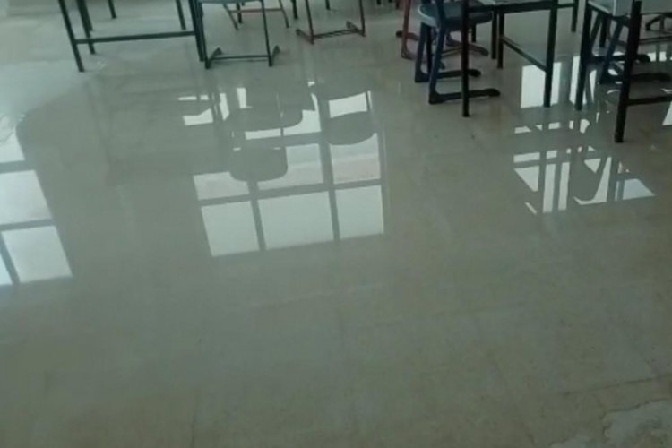 İstanbul Arnavutk&ouml;y'de lodosta hasar g&ouml;ren okulu su bastı