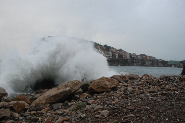 Bartın Amasra'da şiddetli r&uuml;zgar etkili oldu, gemiler limana demirlendi