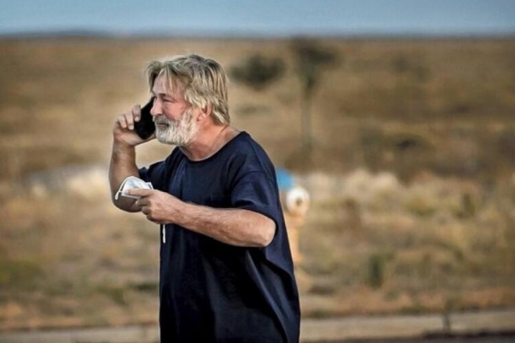 Film setindeki &ouml;l&uuml;ml&uuml; kazada flaş gelişme! Baldwin'in telefonu i&ccedil;in arama emri &ccedil;ıkarıldı