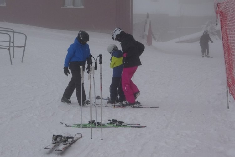 Uludağ'da sezon a&ccedil;ıldı, kayak tutkunları piste koştu