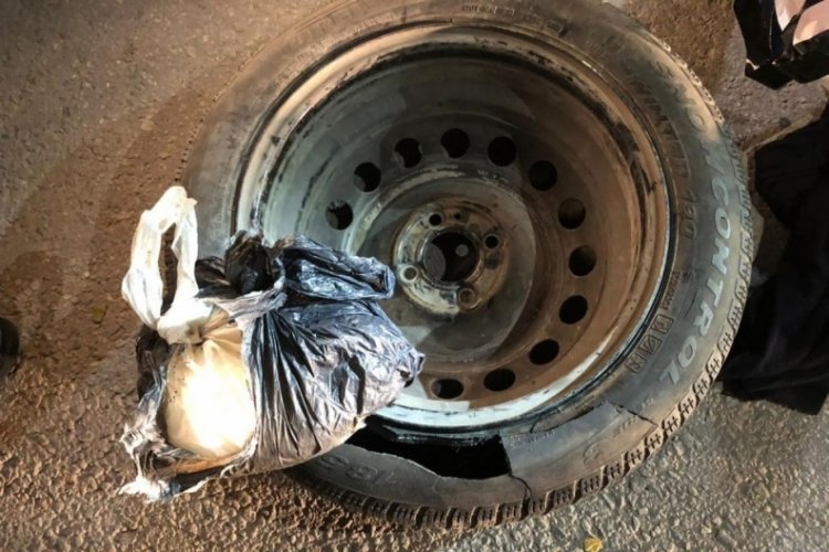 Otomobil lastiğine uyuşturucu saklamışlar!