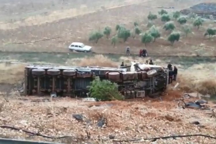 Şanlıurfa'da pikap ile tır &ccedil;arpışarak devrildi