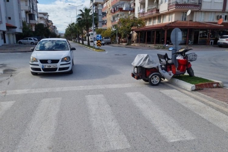Otomobil, engelli motosikletine &ccedil;arptı: 1 yaralı