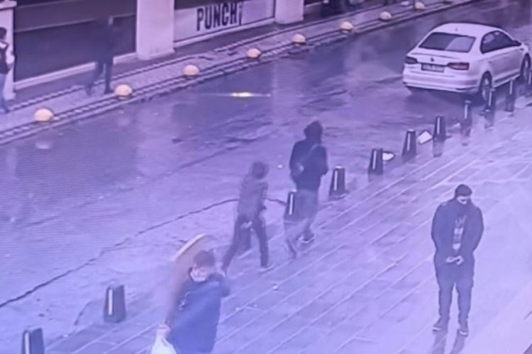 İstanbul'da yolda y&uuml;r&uuml;yen kişinin &ccedil;antasını keserek 9 bin doları &ccedil;aldı