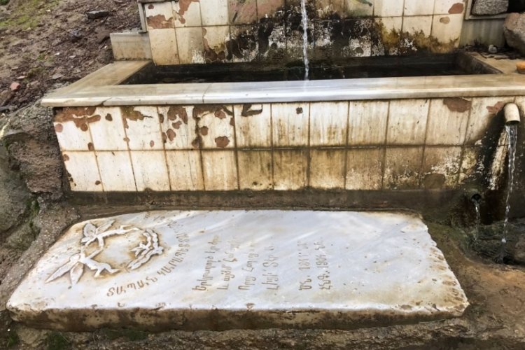 Bursa'da &ccedil;eşmenin basamağındaki tarihi mezar taşı m&uuml;zeye nakledildi