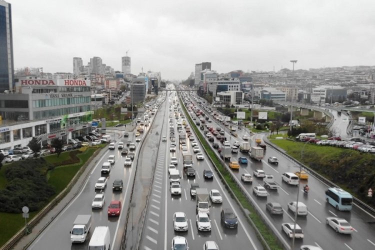 İstanbul'da son iş g&uuml;n&uuml;nde trafik y&uuml;zde 70'i vurdu