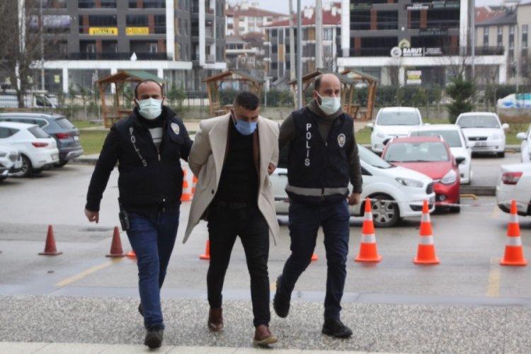 Alkoll&uuml; ara&ccedil; kullanmaktan aranan şahıs sahte kimlikle yakalandı