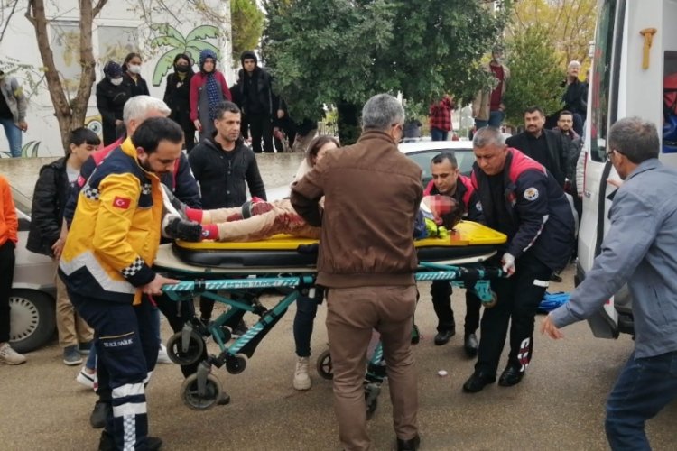 Adana'da otomobil, ortaokul &ouml;ğrencilerine &ccedil;arptı: 1 &ouml;l&uuml;, 1 yaralı