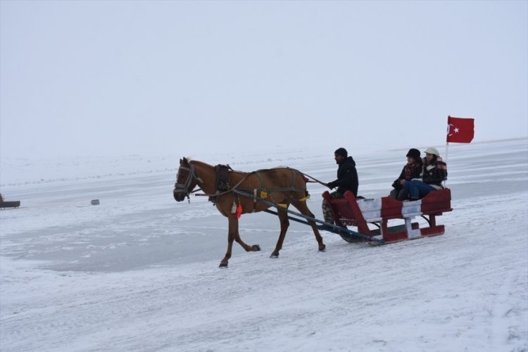 Turistik Doğu Ekspresi yolcuları &Ccedil;ıldır G&ouml;l&uuml;'nde atlı kızağa bindi