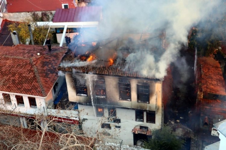 Aydın Kuşadası'nda 100 yıllık ahşap ev yandı
