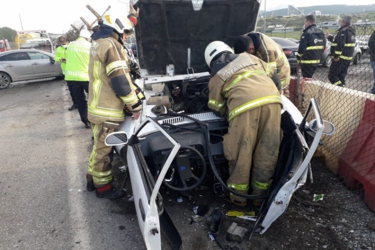 İzmir'de dehşet kaza! Otomobil ikiye b&ouml;l&uuml;nd&uuml;