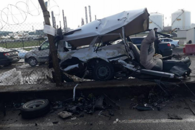İzmir'de feci kaza! Otomobil ikiye b&ouml;l&uuml;nd&uuml;: 4 yaralı