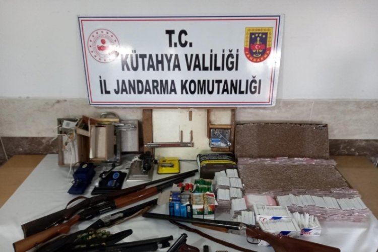 Evi silah ve sigara deposu &ccedil;ıktı
