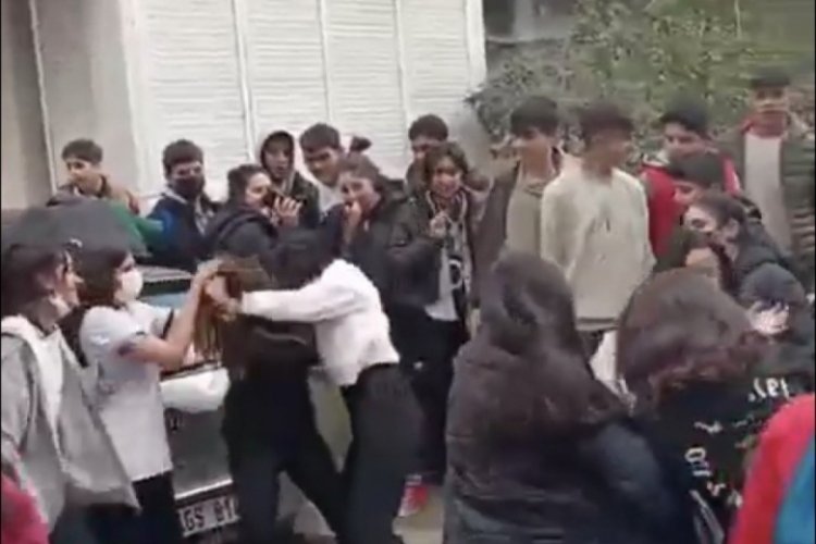 Kız &ouml;ğrenciler ortalığı birbirine kattı