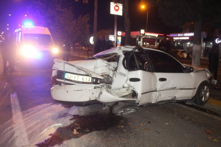 Otomobil ile yolcu otob&uuml;s&uuml; &ccedil;arpıştı: 3 yaralı