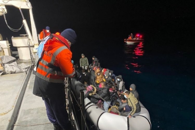 İzmir a&ccedil;ıklarında 50 d&uuml;zensiz g&ouml;&ccedil;men yakalandı