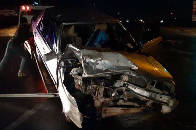 Feci kaza sonrası kucağında yaralı bebek ile yoldan ge&ccedil;enlerden yardım istedi