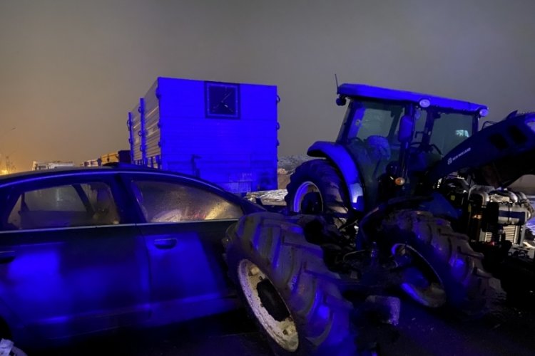 Hız yapan s&uuml;r&uuml;c&uuml; &ouml;n&uuml;ne &ccedil;ıkanı ezip ge&ccedil;ti: 4 yaralı