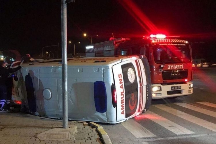 Balıkesir'de zincirleme kaza: 3'&uuml; sağlık g&ouml;revlisi 4 yaralı