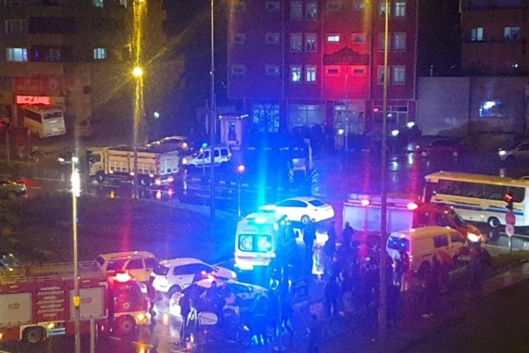 Motosiklet s&uuml;r&uuml;c&uuml;s&uuml; minib&uuml;s&uuml;n altında kaldı