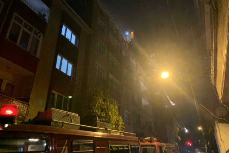 İstanbul'da  4 katlı binanın &ccedil;atı katı alev alev yandı