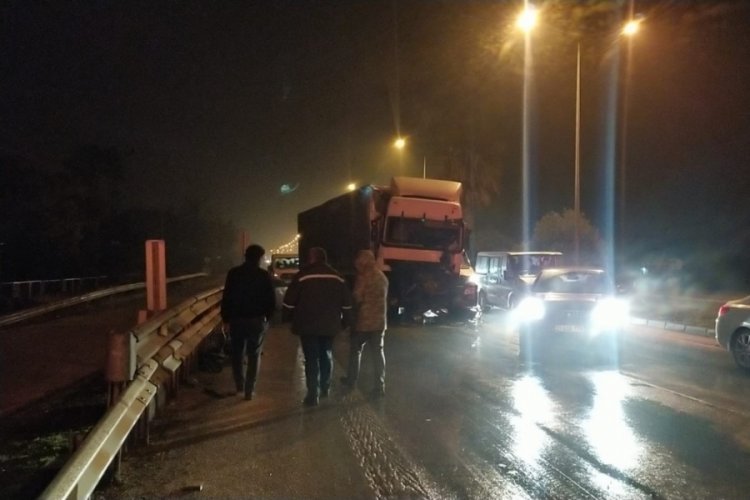 Hatay'da iki tır &ccedil;arpıştı: 1 yaralı
