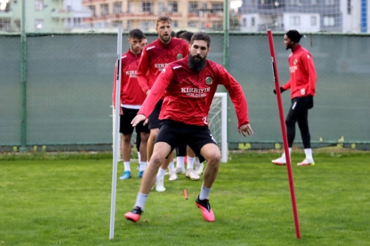 Alanyaspor &ccedil;ıkışını Adana Demirspor karşısında s&uuml;rd&uuml;rmek istiyor