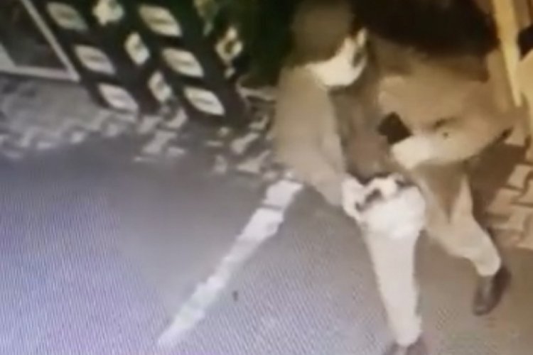 Bursa'da 'telefonla konuşuyormuş' gibi yapıp t&uuml;p &ccedil;aldı!