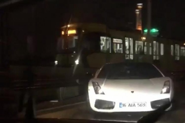Bursa'da l&uuml;ks otomobil kontrolden &ccedil;ıktı, bariyerlere &ccedil;arptı