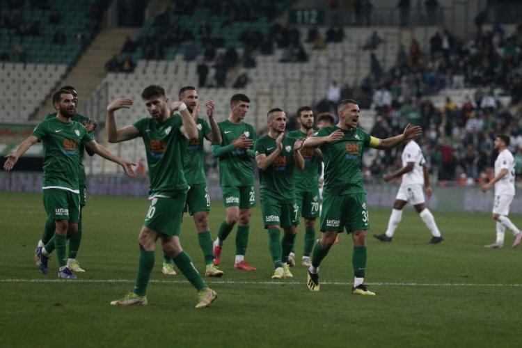 Bursaspor sahasında Royal Hastanesi Bandırmaspor'u konuk ediyor