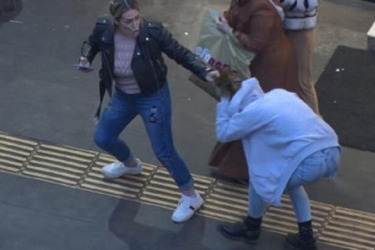 Kızını sokak ortasında sa&ccedil;ından s&uuml;r&uuml;kleyip g&ouml;t&uuml;rmek istedi