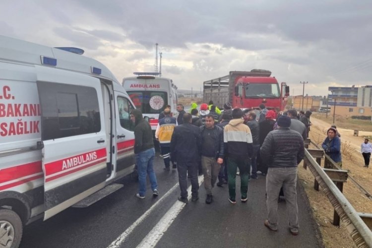 Kamyon ile otomobil birbirine girdi! 2'si ağır...