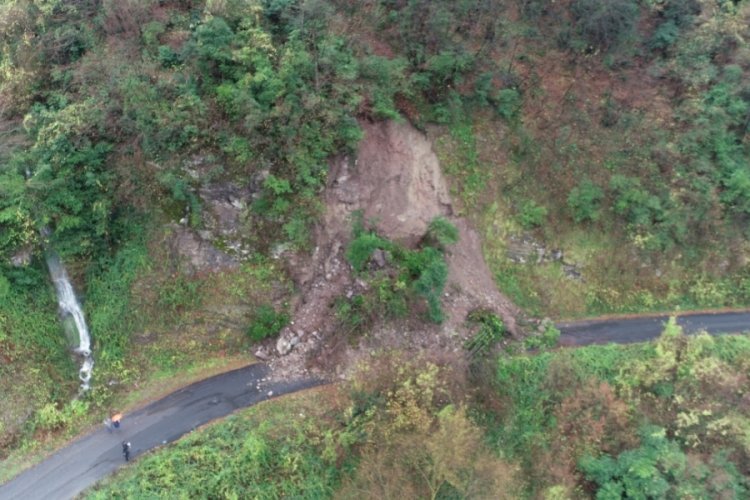 Yağış heyelanı beraberinde getirdi, k&ouml;y yolu ulaşıma kapandı