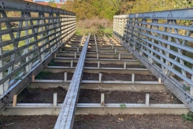 Hırsızlar 17,5 metrelik k&ouml;pr&uuml;y&uuml; &ccedil;aldı