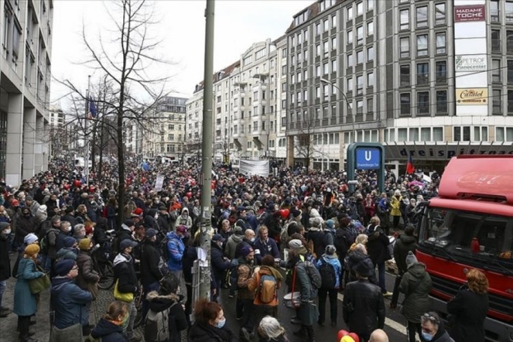 Almanya'nın &ccedil;eşitli kentlerinde Kovid-19 tedbirleri protesto edildi