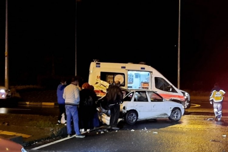 Hastayı yetiştirmeye &ccedil;alışan ambulans kaza yaptı