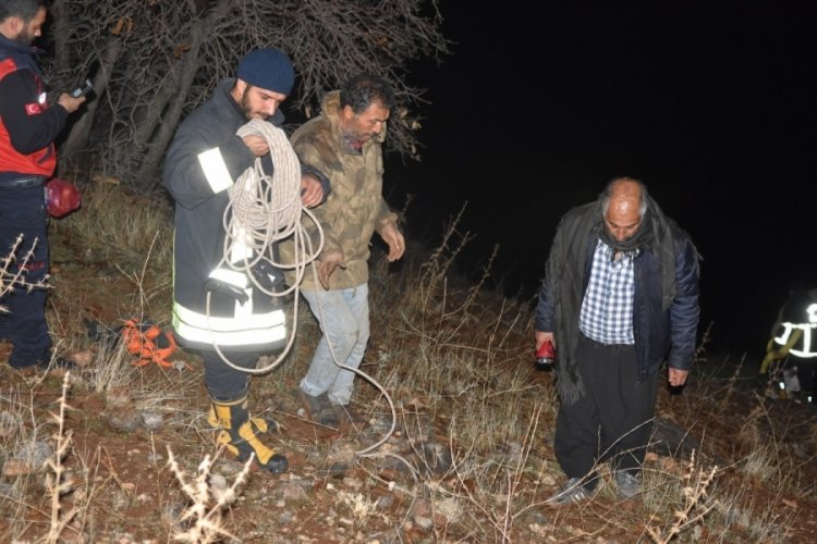 Kayalıkta mahsur kalan gezgin gen&ccedil; kurtarıldı
