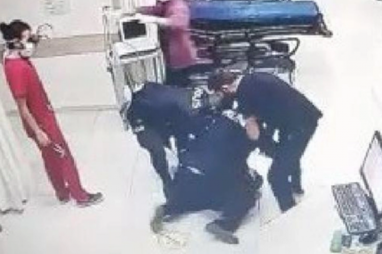 Aydın'da bir kişi alkoll&uuml; geldiği hastanede doktoru darbetti