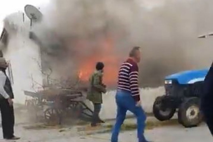 Komşularının yanan evini canla başla s&ouml;nd&uuml;rmeye &ccedil;alıştılar