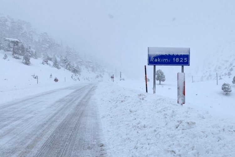 Antalya Alacabel'de kar kalınlığı 60 santime ulaştı