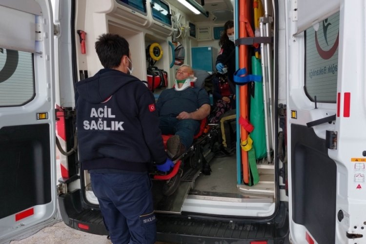 Kaza sonrası aracındaki hasara bakarken başka bir ara&ccedil; &ccedil;arptı