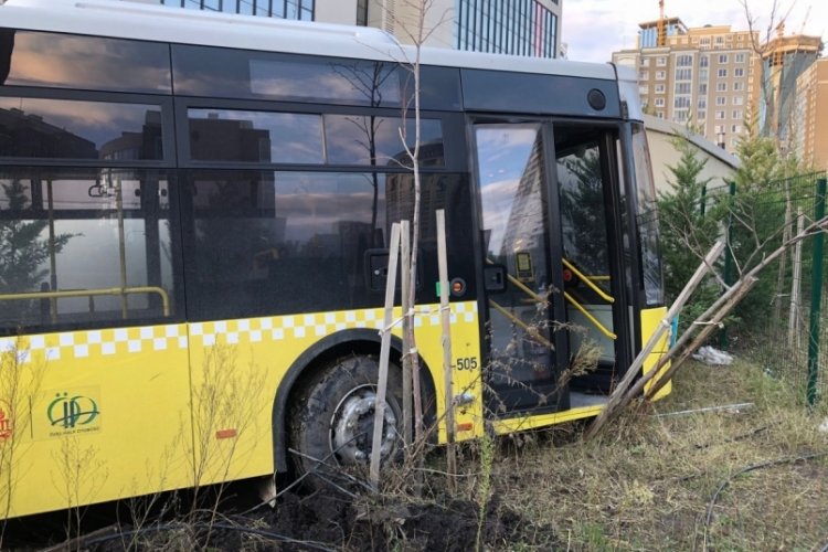 Freni patlayan İETT otob&uuml;s&uuml;, park halindeki araca &ccedil;arparak durabildi