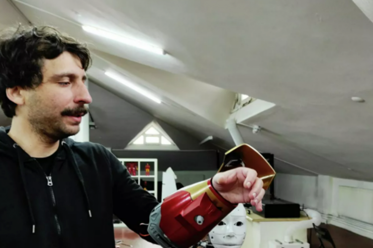 T&uuml;rk yazılımcı derisinin altına yerleştirdiği &ccedil;ip sayesinde Iron Man gibi ateş edebiliyor
