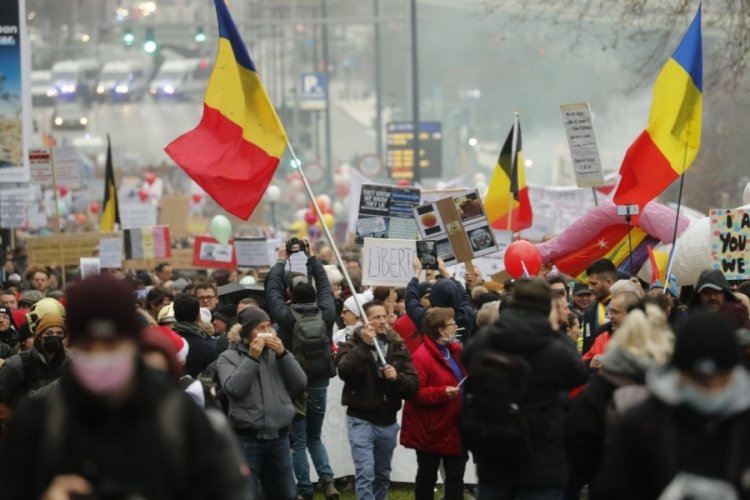 Bel&ccedil;ika'da Covid-19 kısıtlamaları protesto edildi: 13 g&ouml;zaltı