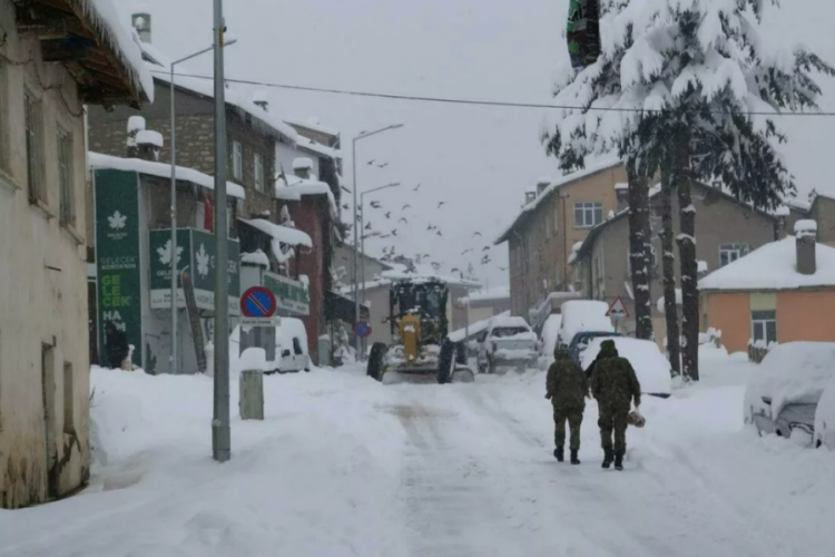 Yoğun kar yağışı nedeniyle 9 ilde eğitime bir g&uuml;n ara verildi